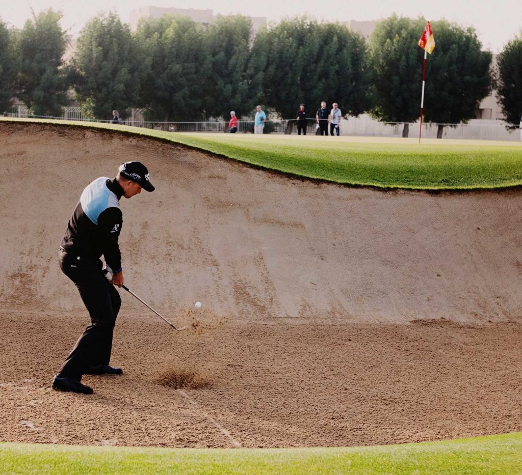 Golf spelaren Henrik Stenson i Dubai på en golfbana